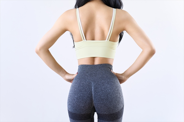 骨盤が前傾して反り腰になっている女性の後ろ姿