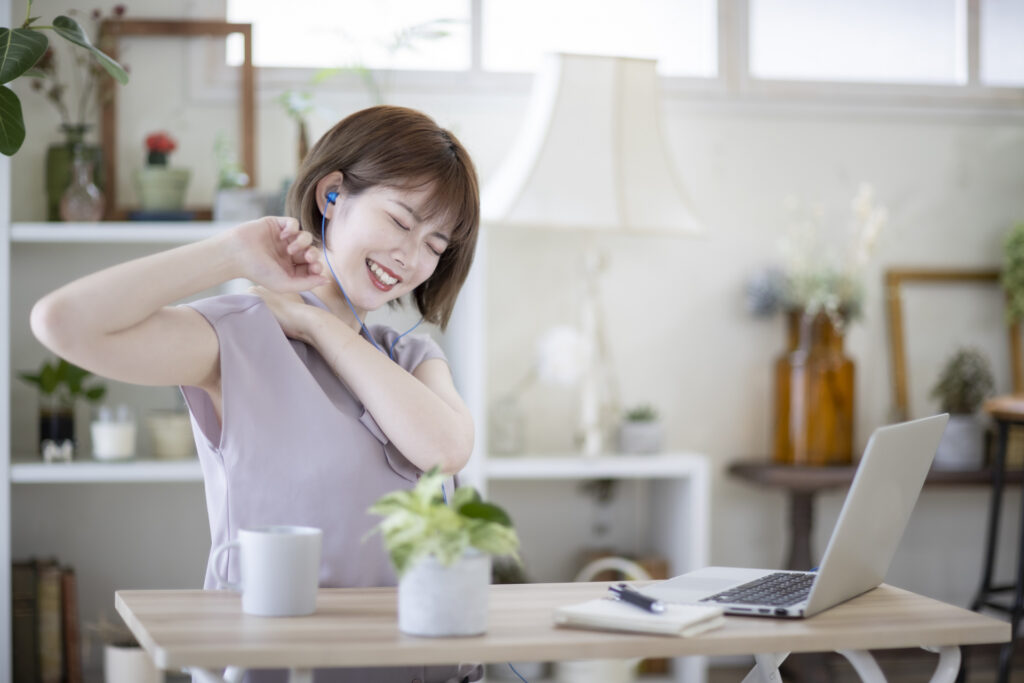 猫背によって肩こりに悩む女性