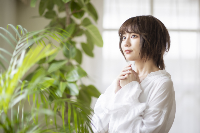 ピラティスで姿勢改善した女性が自然体で立っている様子