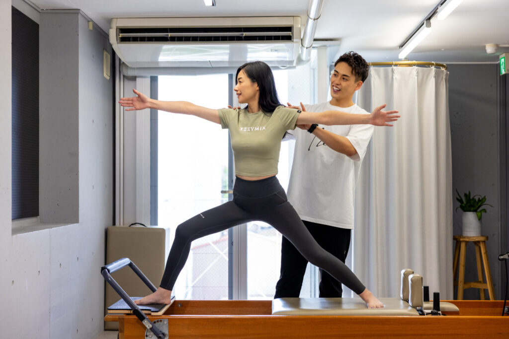 名古屋のピラティススタジオで背筋が整った横向き姿勢の女性。猫背・反り腰・巻き肩が改善されたイメージ