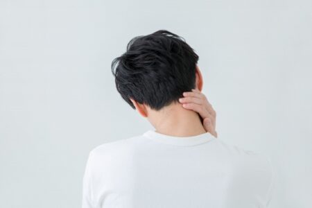 肩こりや猫背に悩む男性がピラティスで姿勢改善している様子