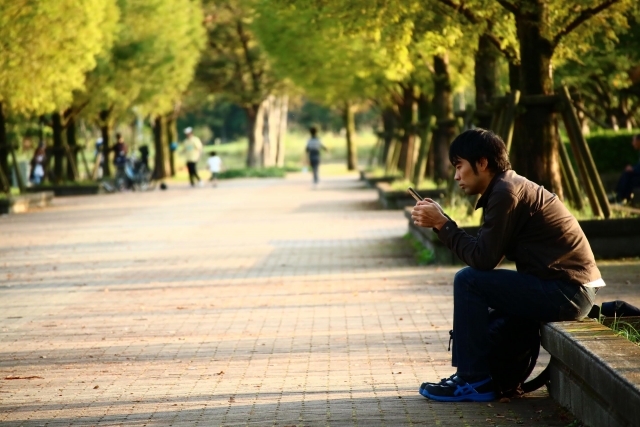 肩を押さえてつらそうな表情の男性の写真