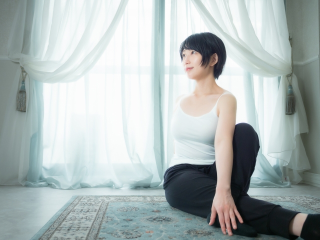 肩甲骨を意識して動かしている女性