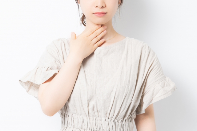 呼吸が浅く、ため息をついている女性の様子