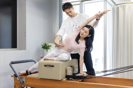 ピラティスで姿勢改善に取り組む女性（名古屋・栄のスタジオにて）