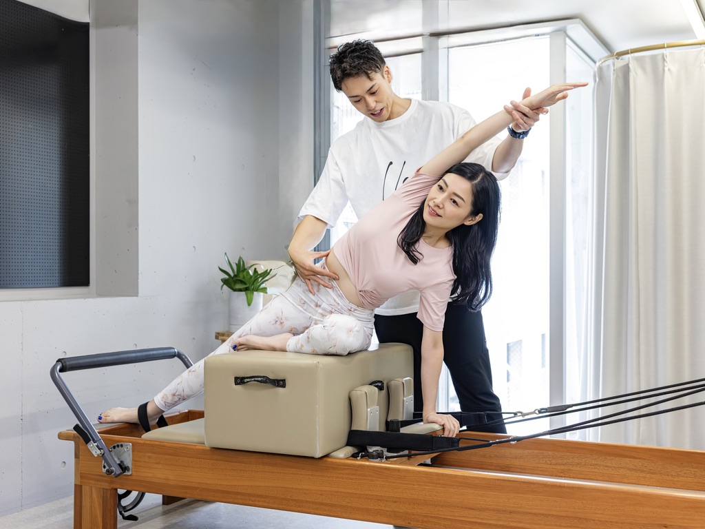 ピラティスで姿勢改善に取り組む女性（名古屋・栄のスタジオにて）